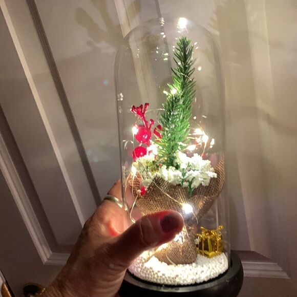 Christmas tree in glass dome. Appx 9” tall.  Uses 3-AAA batteries not included - Picture 8 of 11
